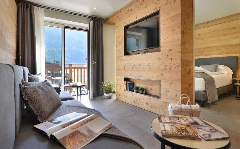 جناح جونيور, Sporting Family Hospitality