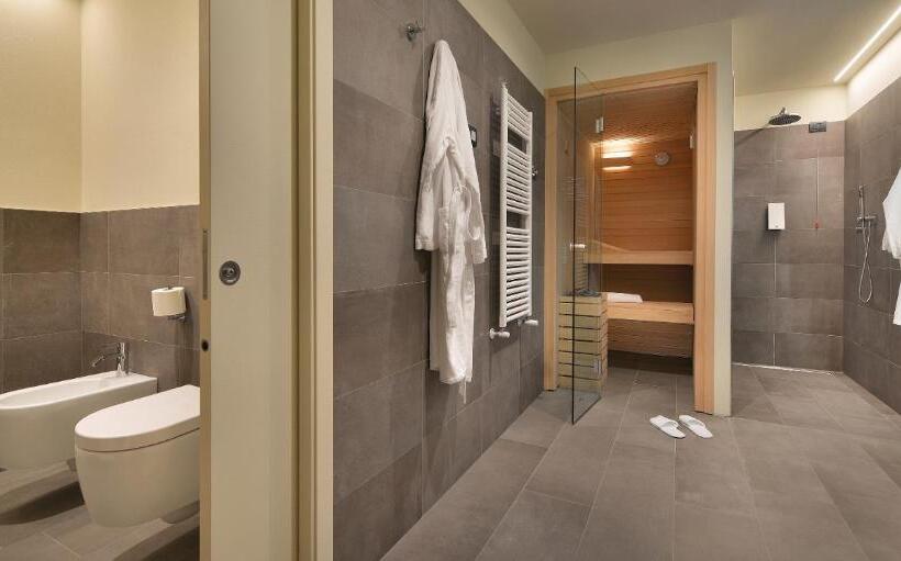 جناح جونيور ديلوكس, Sporting Family Hospitality