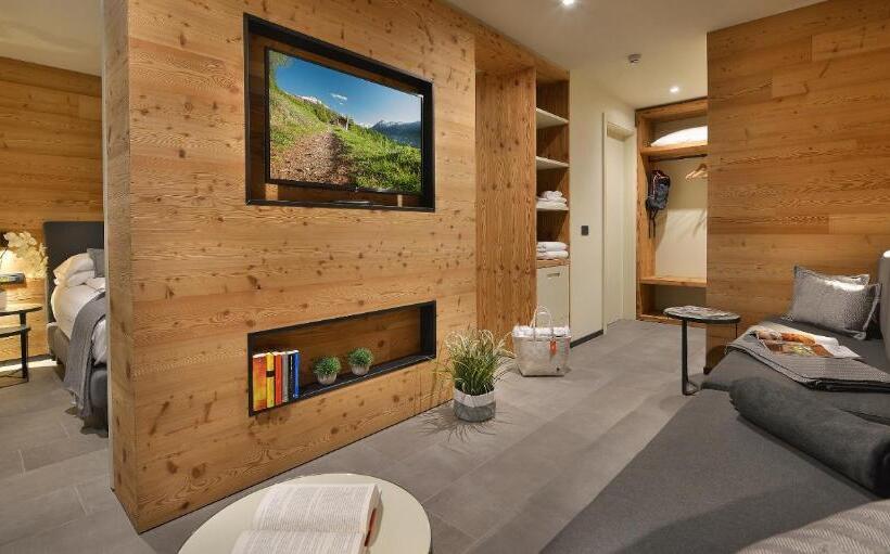 جناح جونيور ديلوكس, Sporting Family Hospitality