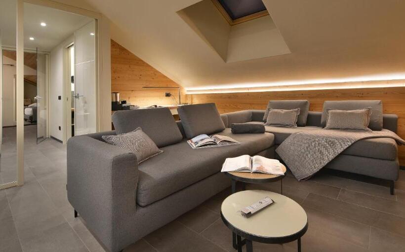 جناح, Sporting Family Hospitality