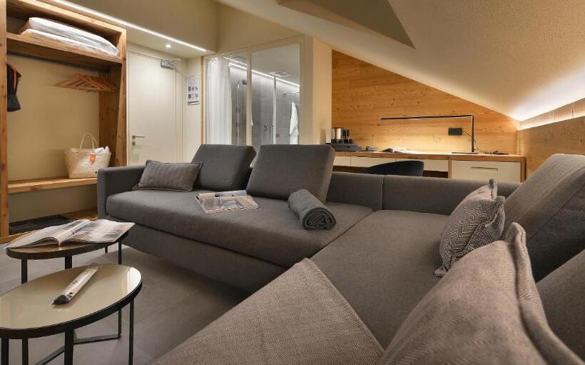 جناح, Sporting Family Hospitality