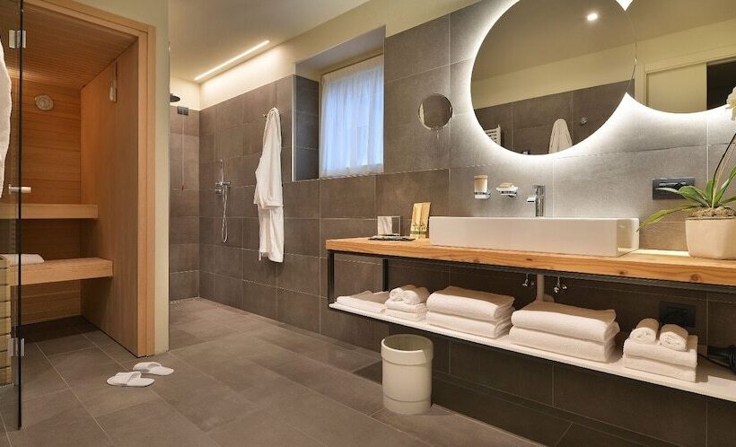 جناح جونيور, Sporting Family Hospitality