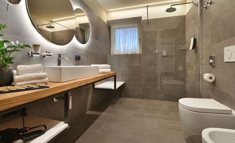 جناح جونيور, Sporting Family Hospitality