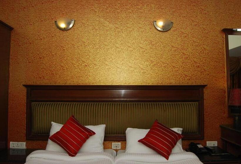 Номер Deluxe, The Maple Leaf Dlf Cyber City