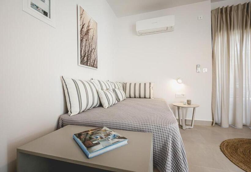 Family Suite, Votsalo Tolo