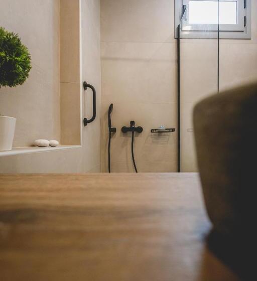 Family Suite, Votsalo Tolo