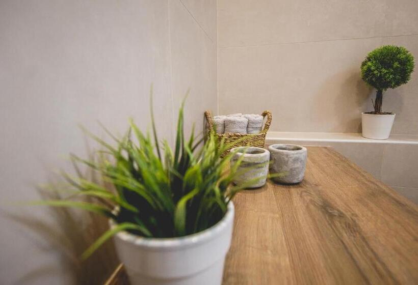 Family Suite, Votsalo Tolo