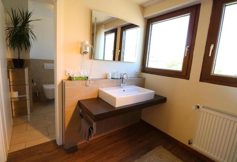 주니어 스위트, Christiana S Wein & Art