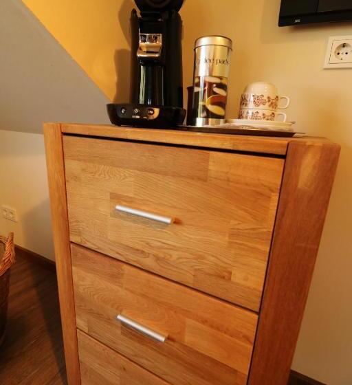 주니어 스위트, Christiana S Wein & Art