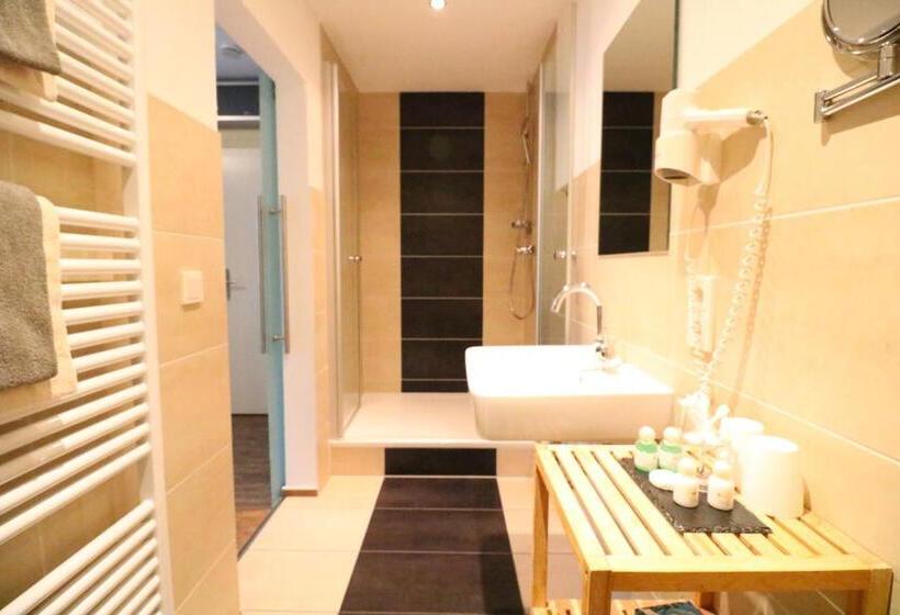 스탠다드 룸, Christiana S Wein & Art