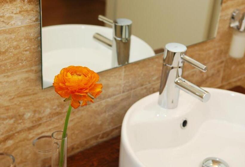 コンフォートルーム, Das Spritzenhaus