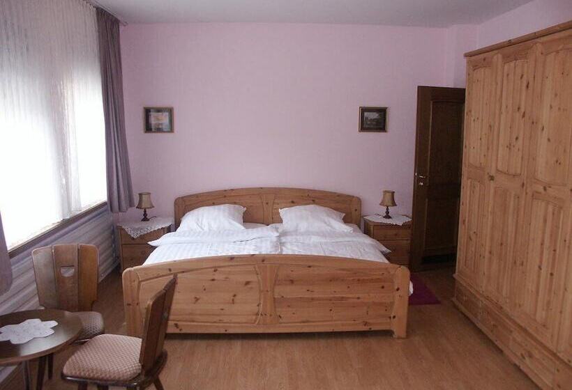 基本间, Im Burghof