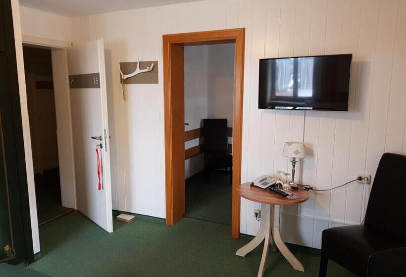 スタンダードスタジオ, Jagerhof Garni