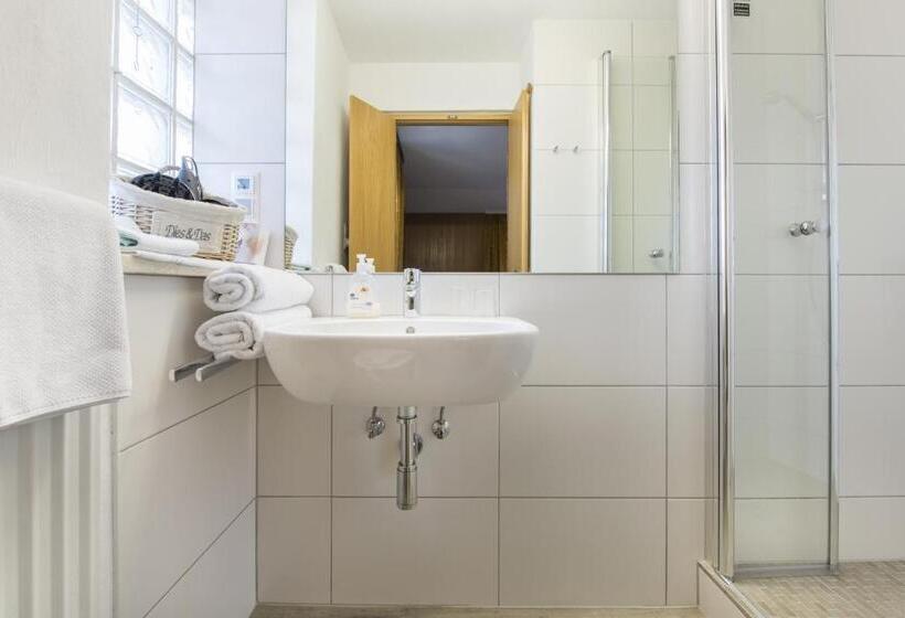 スタンダードスタジオ, Jagerhof Garni