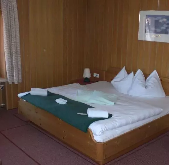 اتاق خانوادگی, Jagerhof Garni