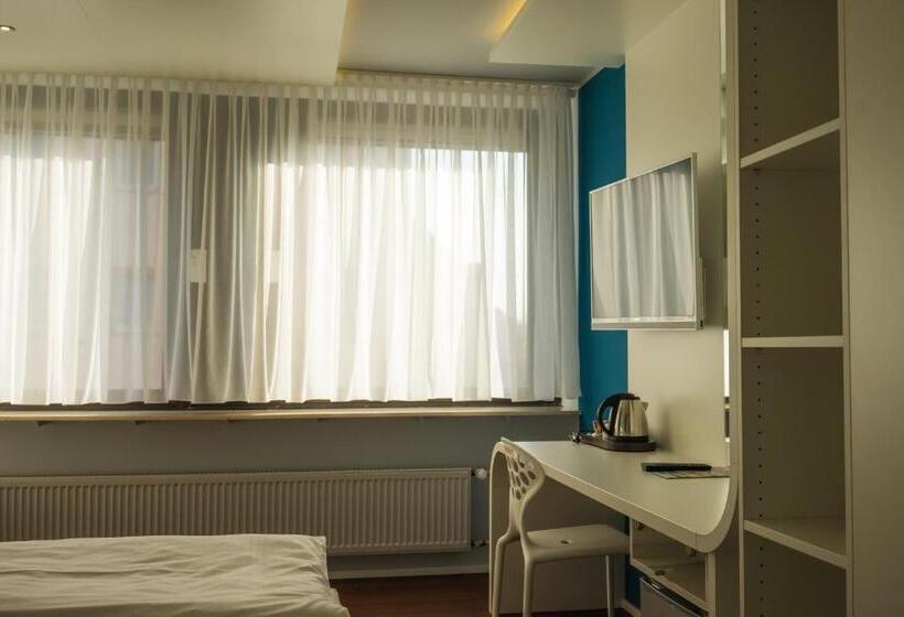 스탠다드 트리플 룸, Knorz