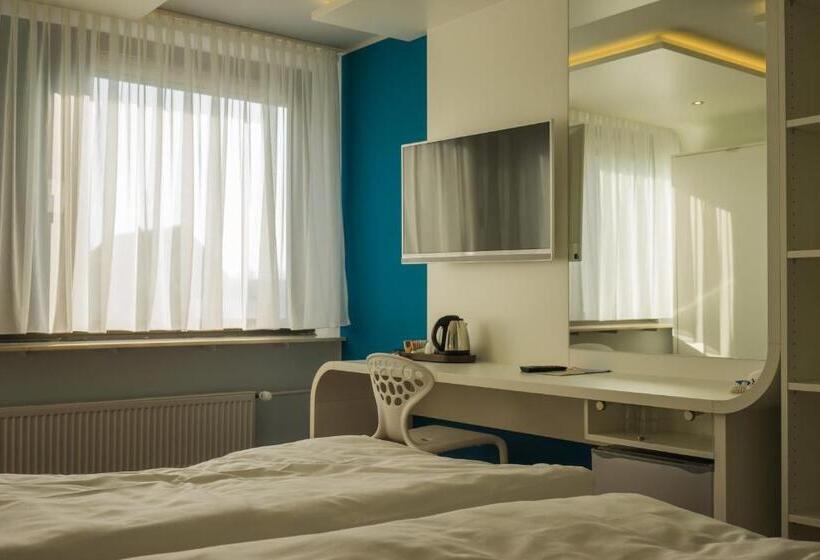 스탠다드 트리플 룸, Knorz