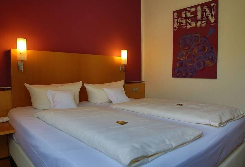 חדר סטנדרט מותאם לאדם עם מוגבלויות, Weinhotel Wasem