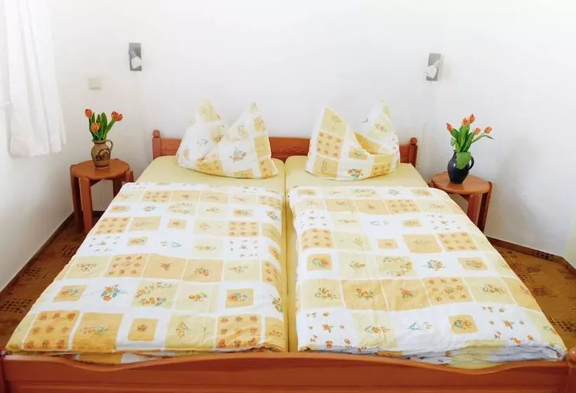 Habitació Triple Estàndard, Pension Alter Zausel