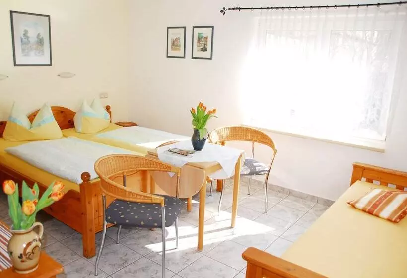 Habitació Triple Estàndard, Pension Alter Zausel