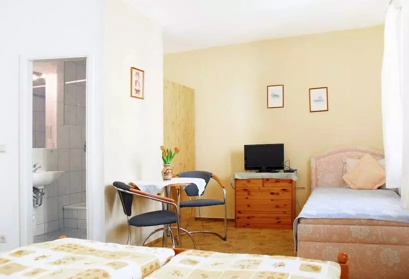 Habitació Triple Estàndard, Pension Alter Zausel
