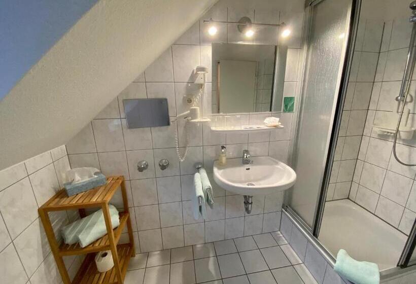 اتاق استاندارد سه نفره, Kaiserswerth