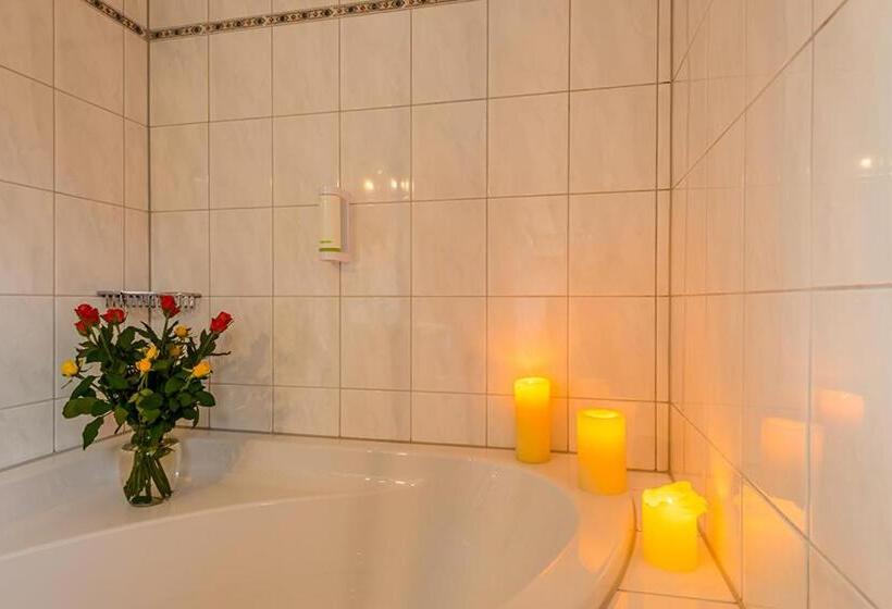 חדר סופריור, Neudeck