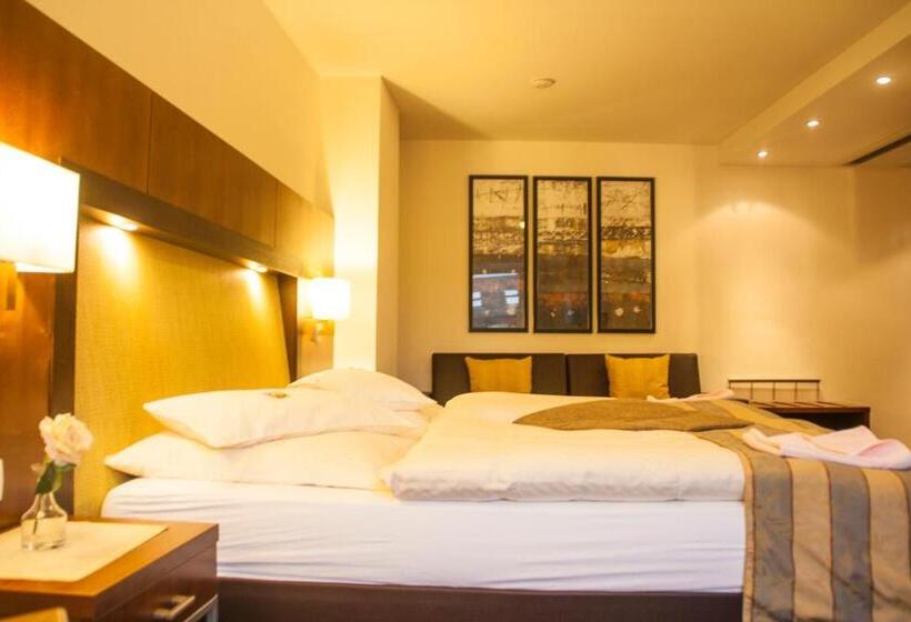 غرفة قياسية ثلاثية, Zum Adler  Superior