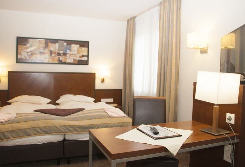 جناح جونيور, Zum Adler  Superior