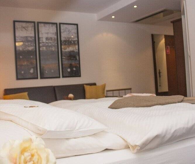 جناح جونيور, Zum Adler  Superior