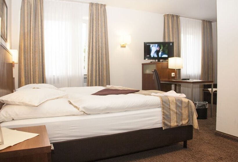 غرفة قياسية ثلاثية, Zum Adler  Superior