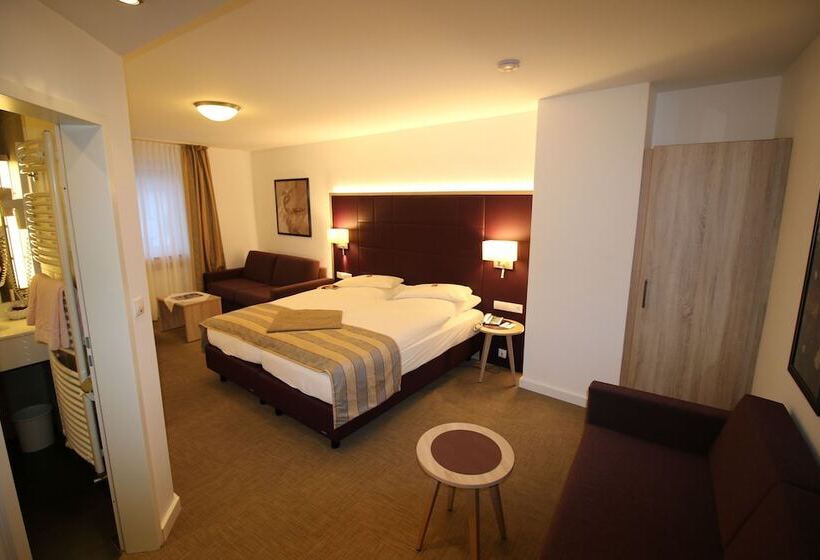 غرفة قياسية ثلاثية, Zum Adler  Superior