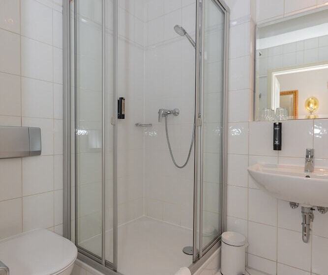 Номер Стандарт, Zum Bar