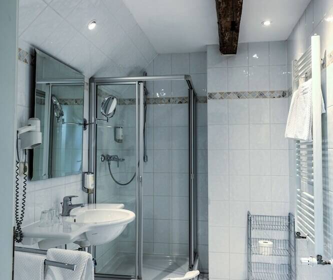 Номер Стандарт, Zum Bar