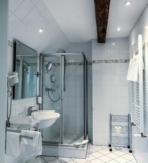 Номер Стандарт, Zum Bar