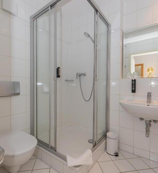 Номер Стандарт, Zum Bar