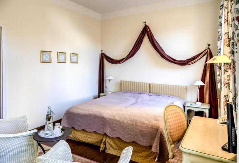 Номер Стандарт, Zum Bar