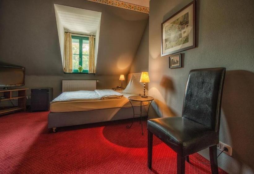 标准单人间, Zur Henne