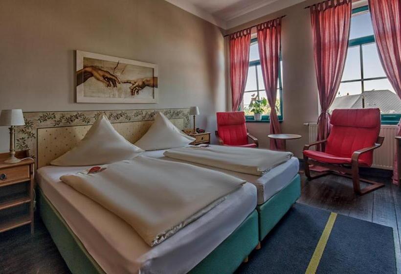 标准间, Zur Henne