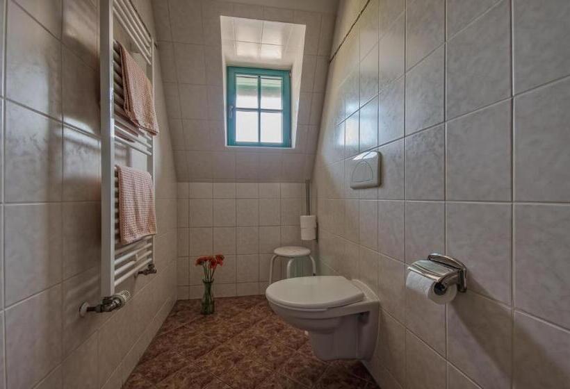 标准间, Zur Henne