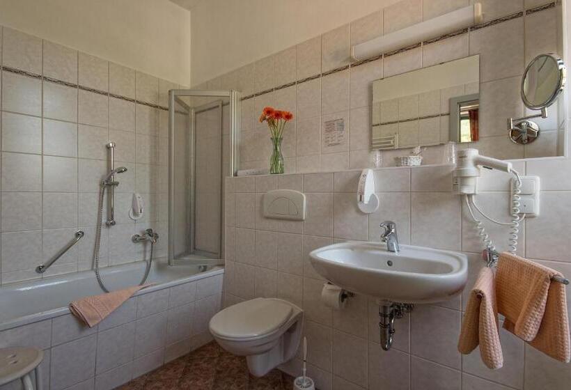 标准间, Zur Henne