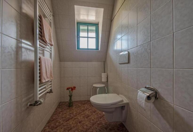 基本间, Zur Henne