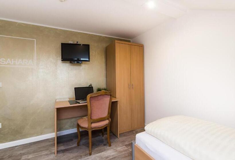 이코노미 룸, Rave