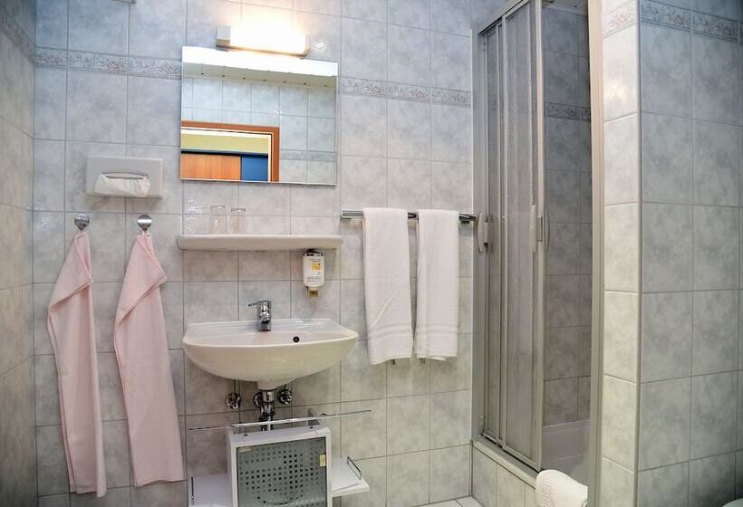 스탠다드 트리플 룸, An Der Alten Porzelline