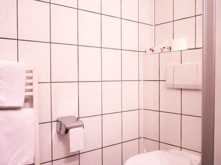 标准单人间, Zur Flora