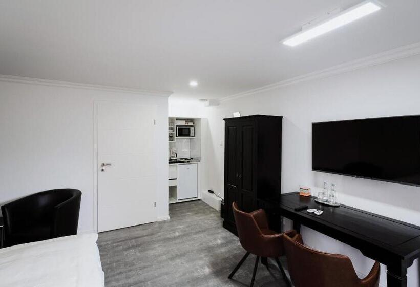 Номер Стандарт Трехместный, Robrooks Hotel Garni