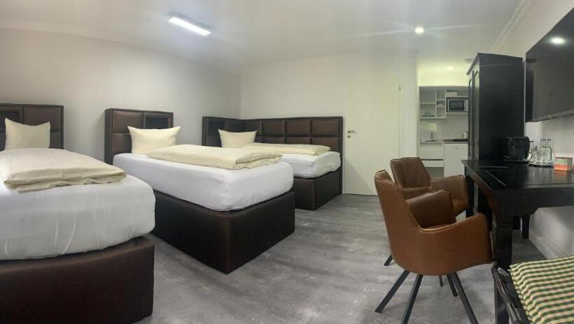 스탠다드 트리플 룸, Robrooks Hotel Garni