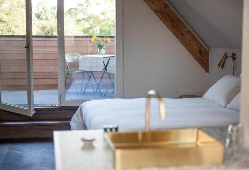 סוויטה עם מרפסת, B Guest Sleep & Retreat