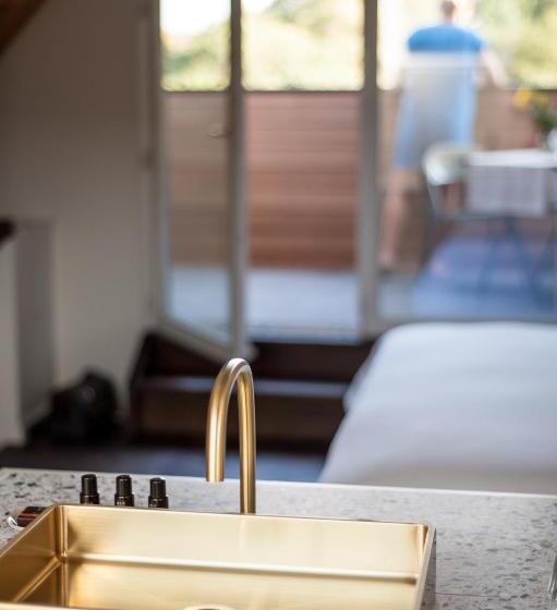 סוויטה עם מרפסת, B Guest Sleep & Retreat