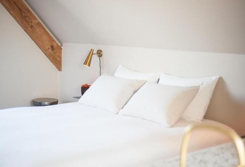 סוויטה עם מרפסת, B Guest Sleep & Retreat